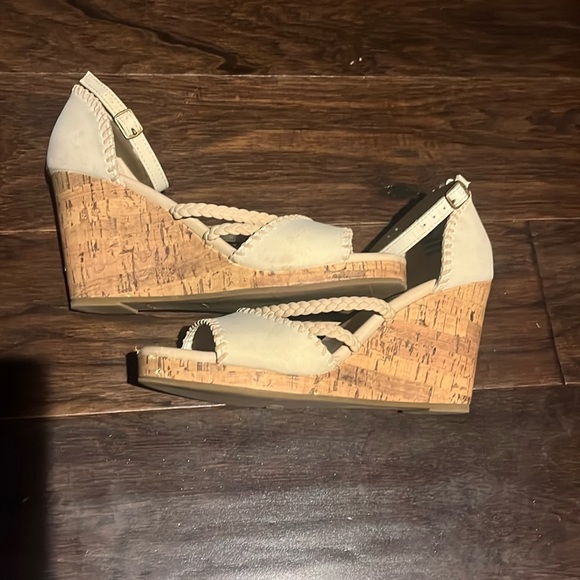 Maurice’s brand cream wedge 4” sandals, size 8 - Picture 4 of 4